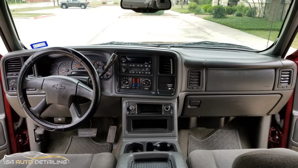 Interior Dashboard of Chevrolet Silverado 